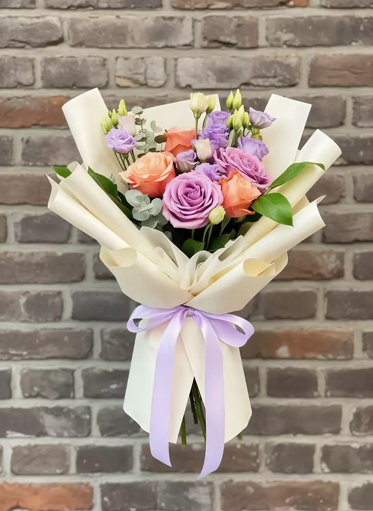 Букет цветов из: Лизиантусы и Розы в Поварово