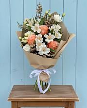 Букет цветов из:  Альстромерии, Лизиантусы, Розы и Хризантемы в Поварово