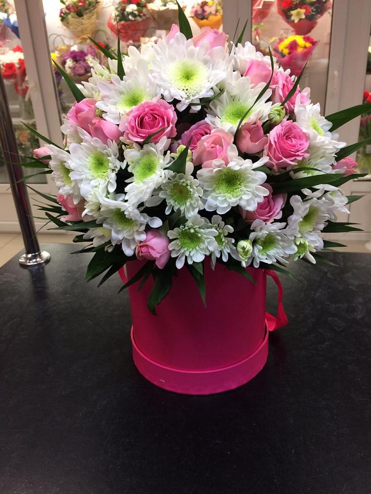 Цветочная композиция из Розы и Хризантемы в шляпной коробке в Поварово