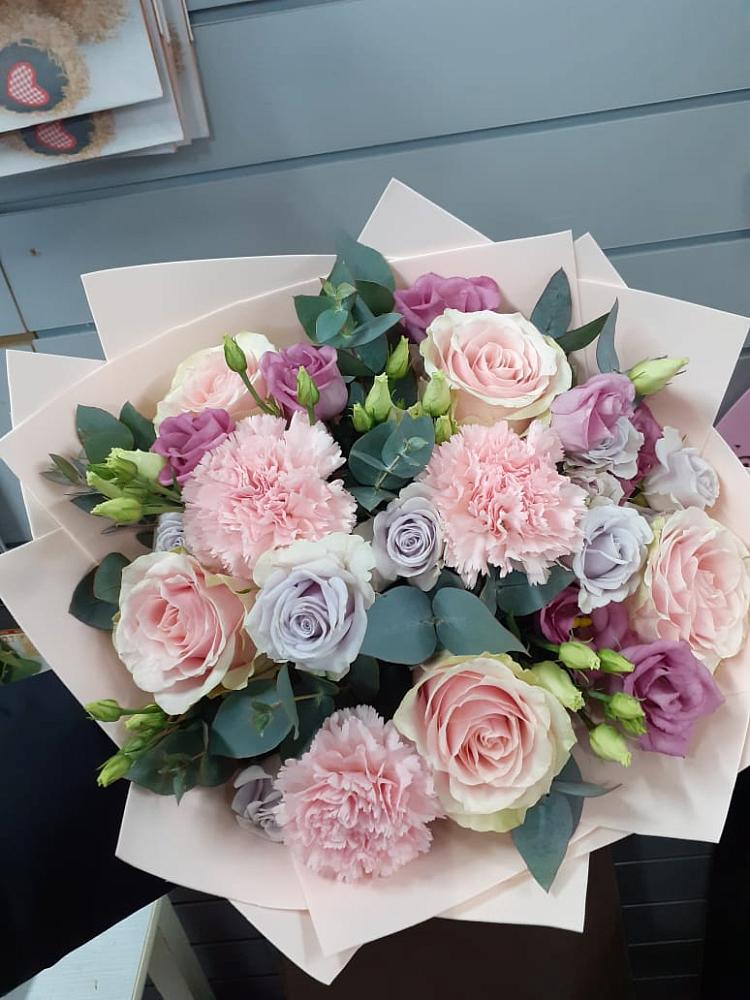 Букет цветов из: Розы, Гвоздики и Лизиантусы в Поварово